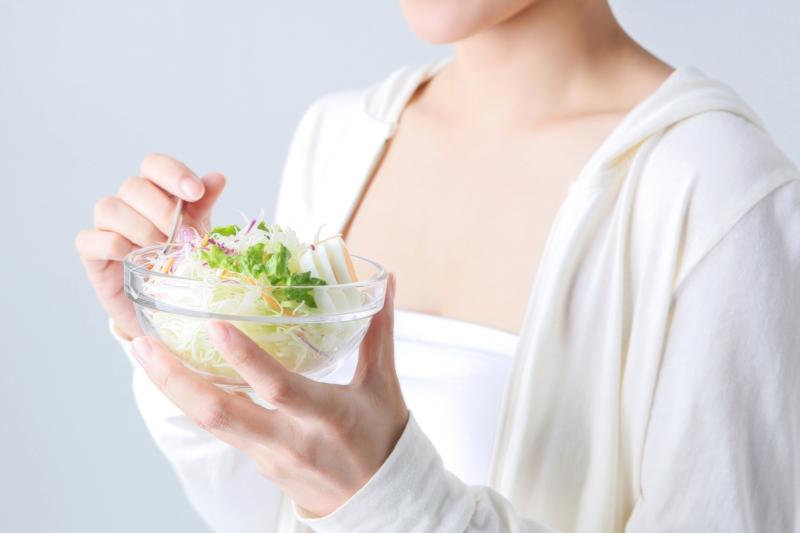 野菜サラダを食べる女性